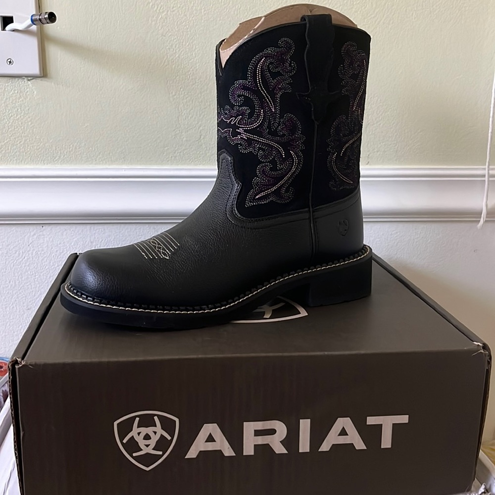 Brand new western women’s cowboy boots. Size 11
